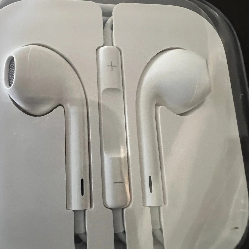 NIB Sealed Apple EarPods with 3.5mm Headphone Plug Wired Earbuds White iPhone